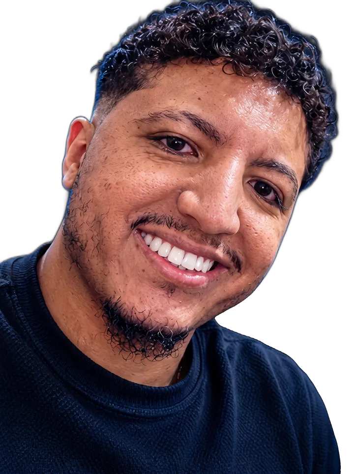 Juan Guedes sorrindo, de camiseta preta